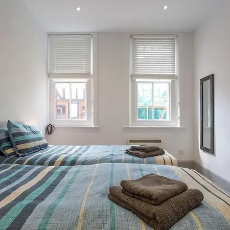 Spacious Central Chic Apartment - Simplycheckin Winchester Exterior photo