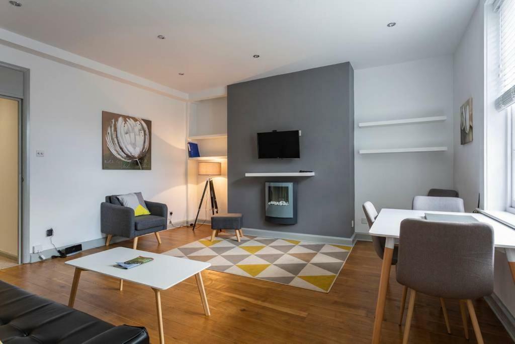 Spacious Chic - Simplycheckin Apartment *