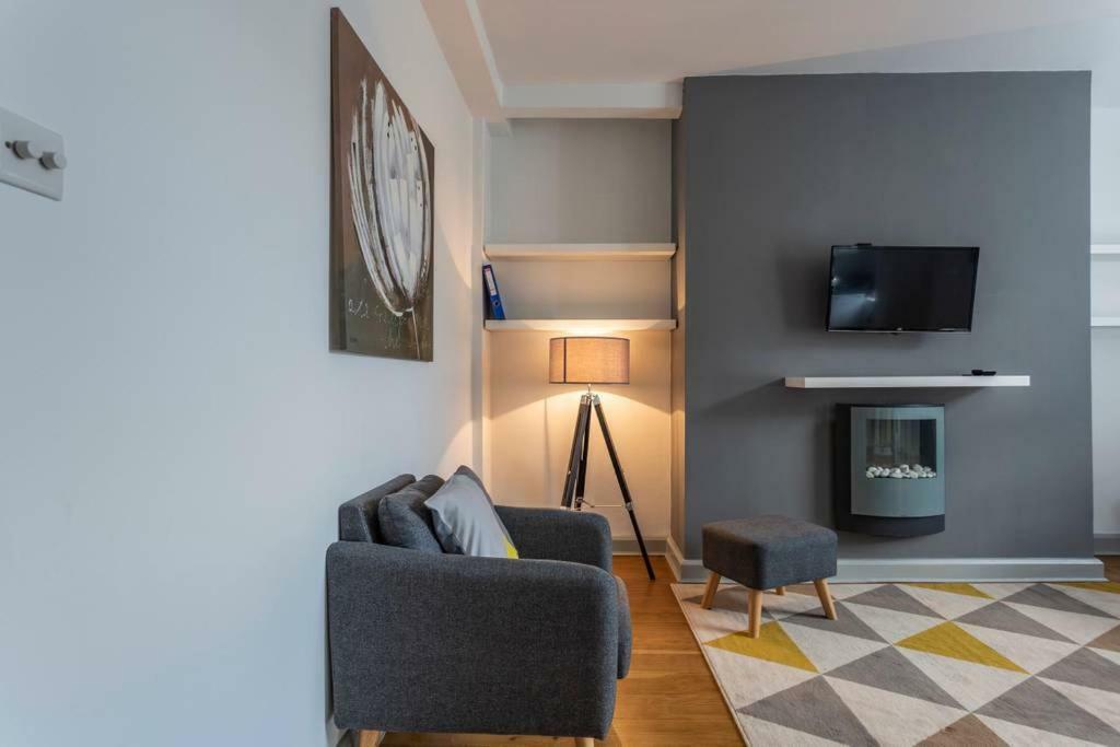 Spacious Chic - Simplycheckin Apartment *