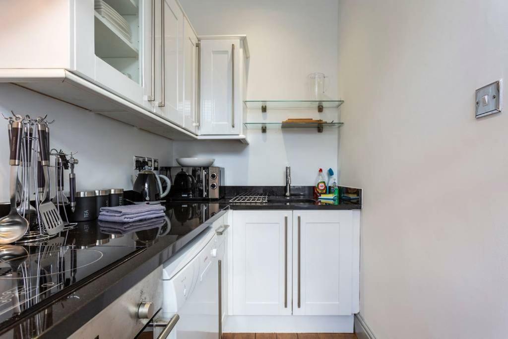 Spacious Chic - Simplycheckin Apartment