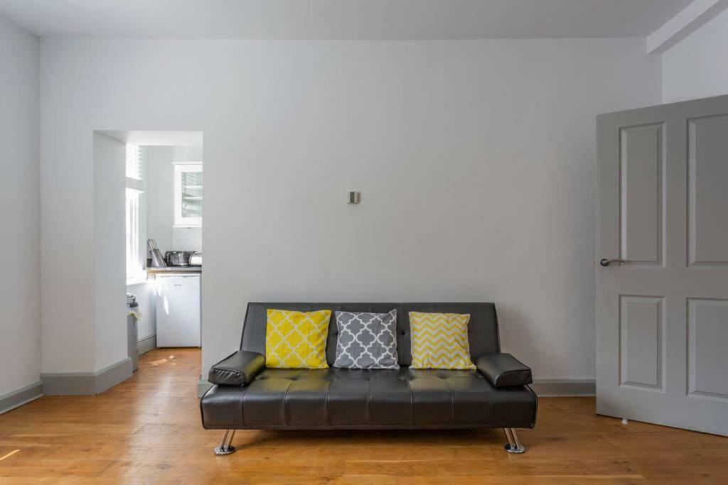 Spacious Chic - Simplycheckin Apartment *